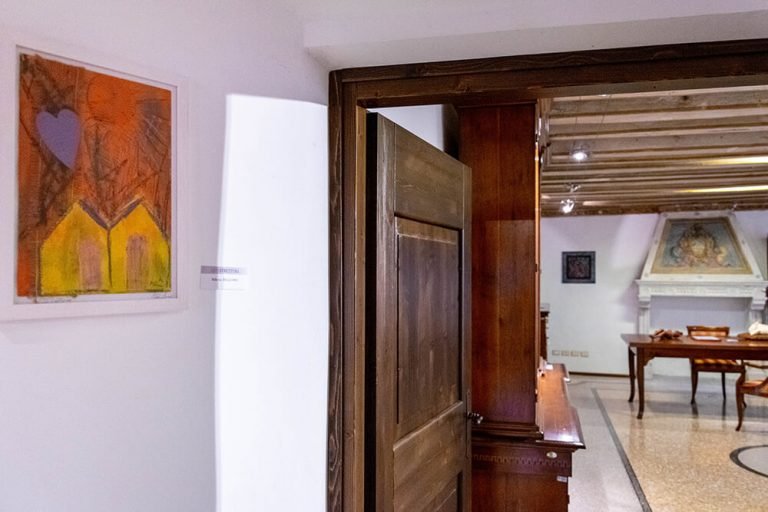 Opera d'arte e sala del Palazzo Pognici